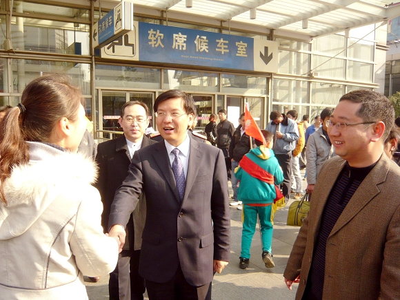 williamhill官网团委书记宋来陪同共青团上海市委副书记陈凯慰问英国威廉希尔官网志愿者